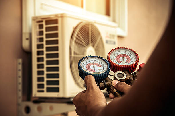 Professional Hvac technician working in Lake Alfred, FL
